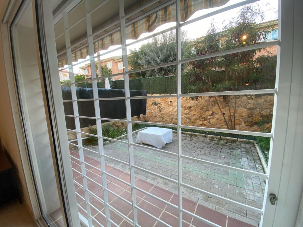 2359223911724-6.jpg